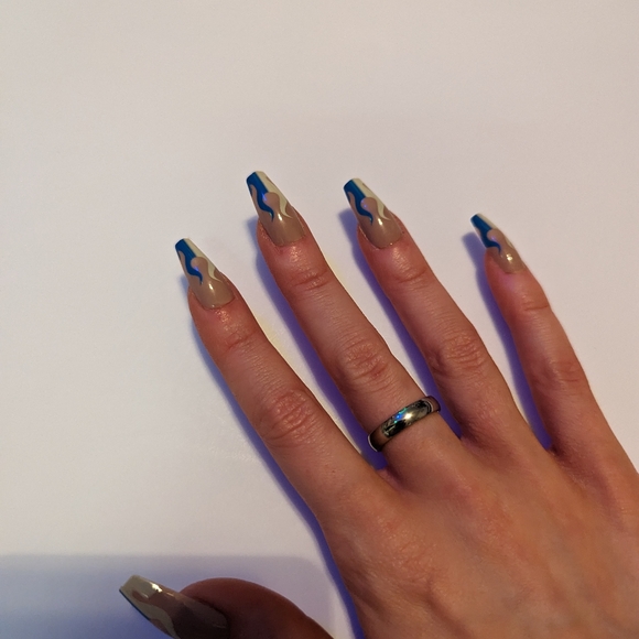 Silvery ring/band - Picture 6 of 9